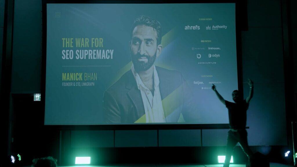 Manick Bhan presenting on SEO supremacy and digital marketing strategies at Chiang Mai SEO 2024 even.